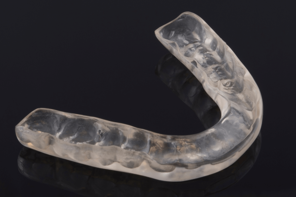 Um protetor de boca em cima de uma mesa escura